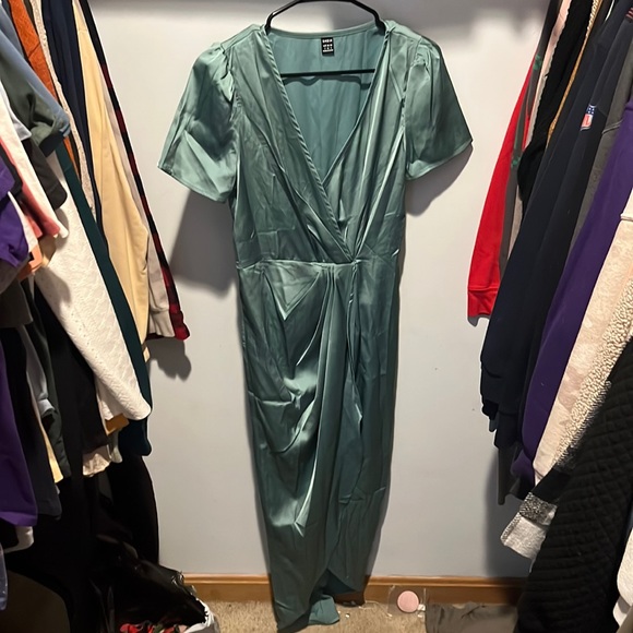 Size small green fitted SHEIN dress (original pictured) - Picture 2 of 2